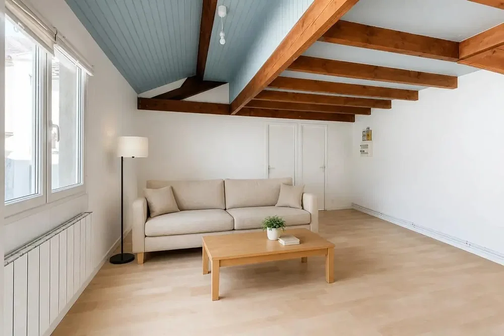 Wohnzimmer; holzbalken, tageslicht, moderner stil