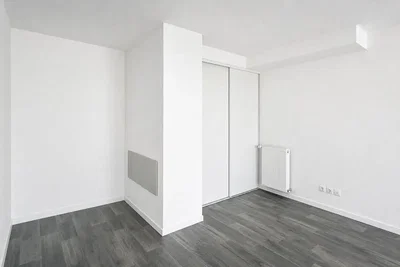 Schlafzimmer; fliesenboden, holzboden, tageslicht