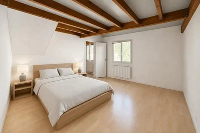 Schlafzimmer; holzbalken, holzboden, tageslicht