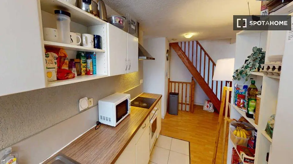 Cucina; elettrodomestici, pavimento in legno, luce naturale