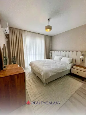 Slaapkamer; natuurlijk licht, houten vloer, moderne stijl