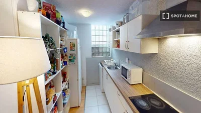 Cucina; elettrodomestici, pavimento in piastrelle, luce naturale