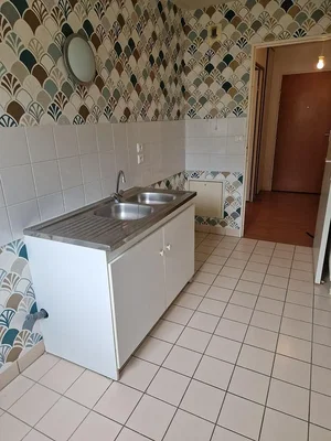 Küche; fliesenboden, renovierungsbedürftig
