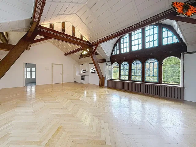 Salon; parquet, lumière naturelle, poutres en bois, hauteur sous plafond