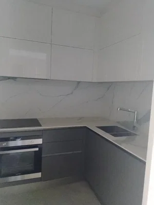 Cocina; electrodomésticos, suelo de baldosas, renovado, luz natural