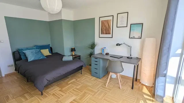 Camera da letto; pavimento in legno, luce naturale, stile moderno