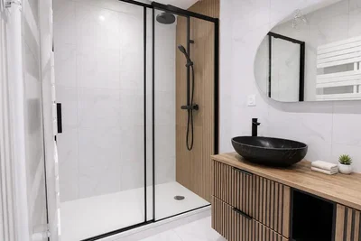 Badkamer; gerenoveerd, tegelvloer, houten balken