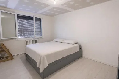 Slaapkamer; natuurlijk licht, tegelvloer