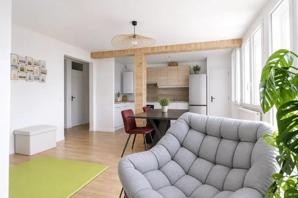 Woonkamer; natuurlijk licht, moderne stijl, houten vloer