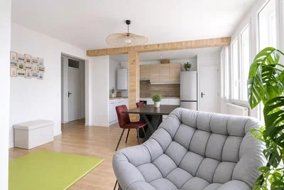 Woonkamer; natuurlijk licht, moderne stijl, houten vloer