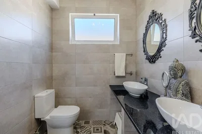 WC; talne ploščice, po prenovi, naravna svetloba