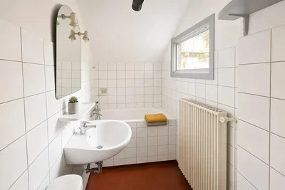 Badezimmer; fliesenboden, tageslicht