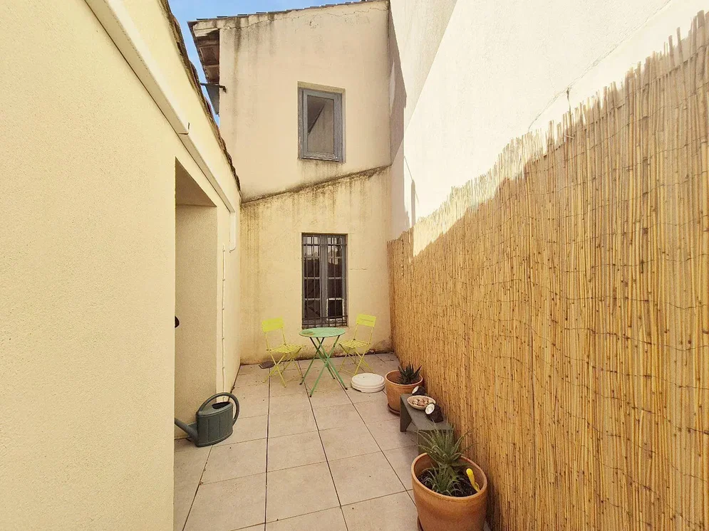 Terrasse; lumière naturelle, nécessite rénovation