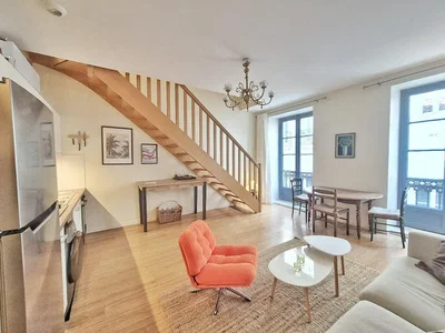 Salon; parquet, lumière naturelle, style moderne