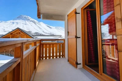 Balcon; vue, parquet, lumière naturelle