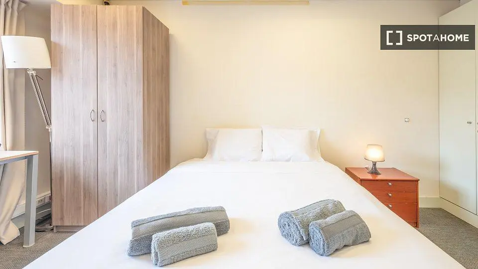 Schlafzimmer; tageslicht, moderner stil