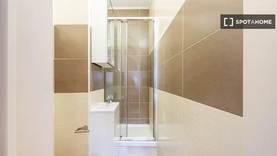 Badezimmer; fliesenboden, tageslicht