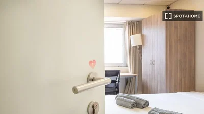 Schlafzimmer; tageslicht, renoviert