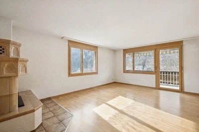 Wohnzimmer; holzboden, kamin, tageslicht