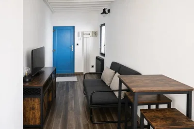 Salón; suelo de madera, luz natural
