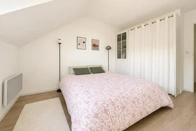 Slaapkamer; houten vloer, natuurlijk licht