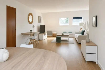 Woonkamer; natuurlijk licht, moderne stijl, houten vloer