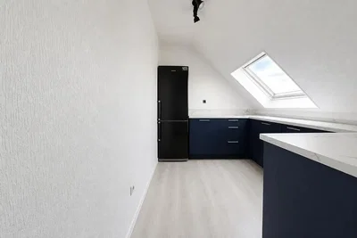 Keuken; keukenapparatuur, natuurlijk licht, tegelvloer