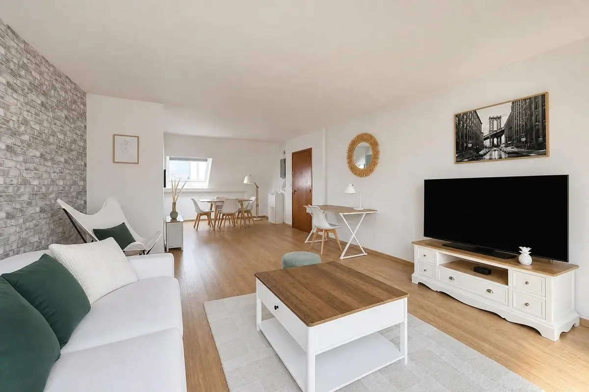 Woonkamer; natuurlijk licht, houten vloer, moderne stijl