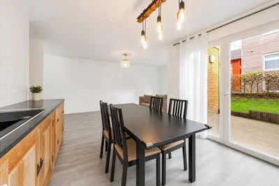Cocina; luz natural, suelo de madera
