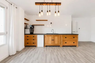 Cocina; electrodomésticos, suelo de madera, luz natural