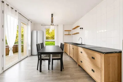 Cocina; electrodomésticos, suelo de madera, luz natural, estilo moderno
