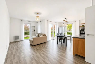 Salón; suelo de madera, luz natural