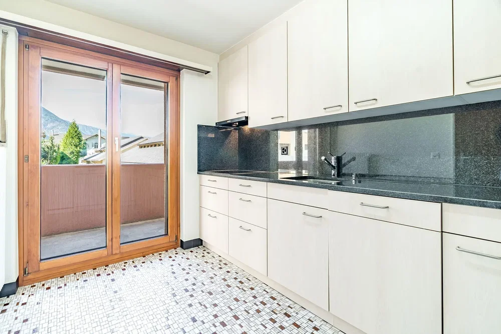 Cozinha; eletrodomésticos, chão de azulejo, luz natural