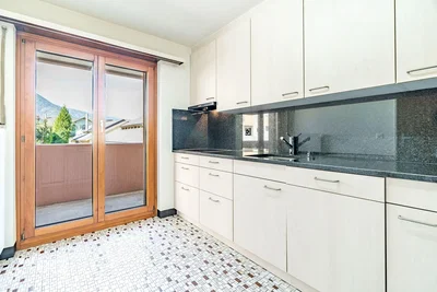 Cozinha; eletrodomésticos, chão de azulejo, luz natural
