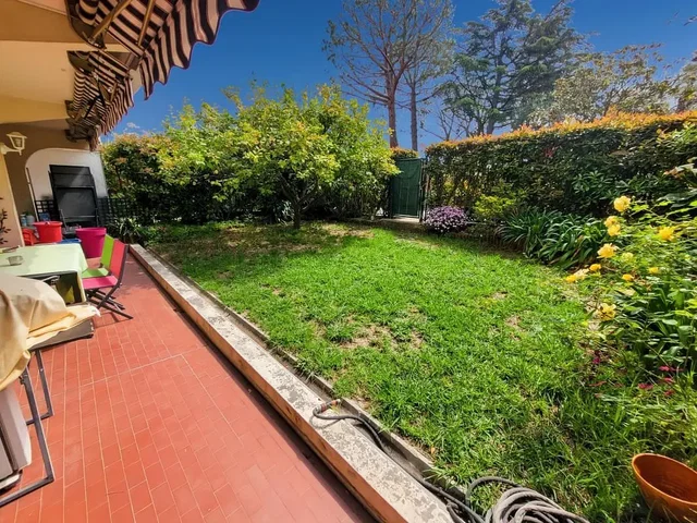 Terrazza; luce naturale, pavimento in piastrelle