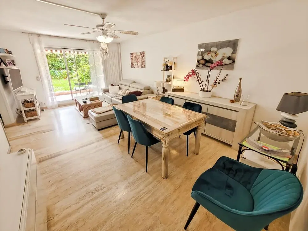 Soggiorno; pavimento in legno, luce naturale, stile moderno