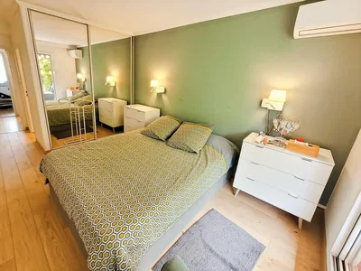 Camera da letto; pavimento in legno, luce naturale