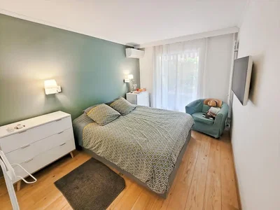Camera da letto; pavimento in legno, luce naturale