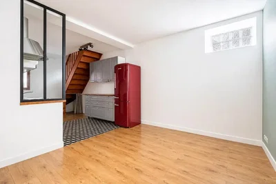 Keuken; houten vloer, keukenapparatuur, natuurlijk licht