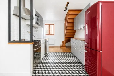 Keuken; keukenapparatuur, tegelvloer, natuurlijk licht