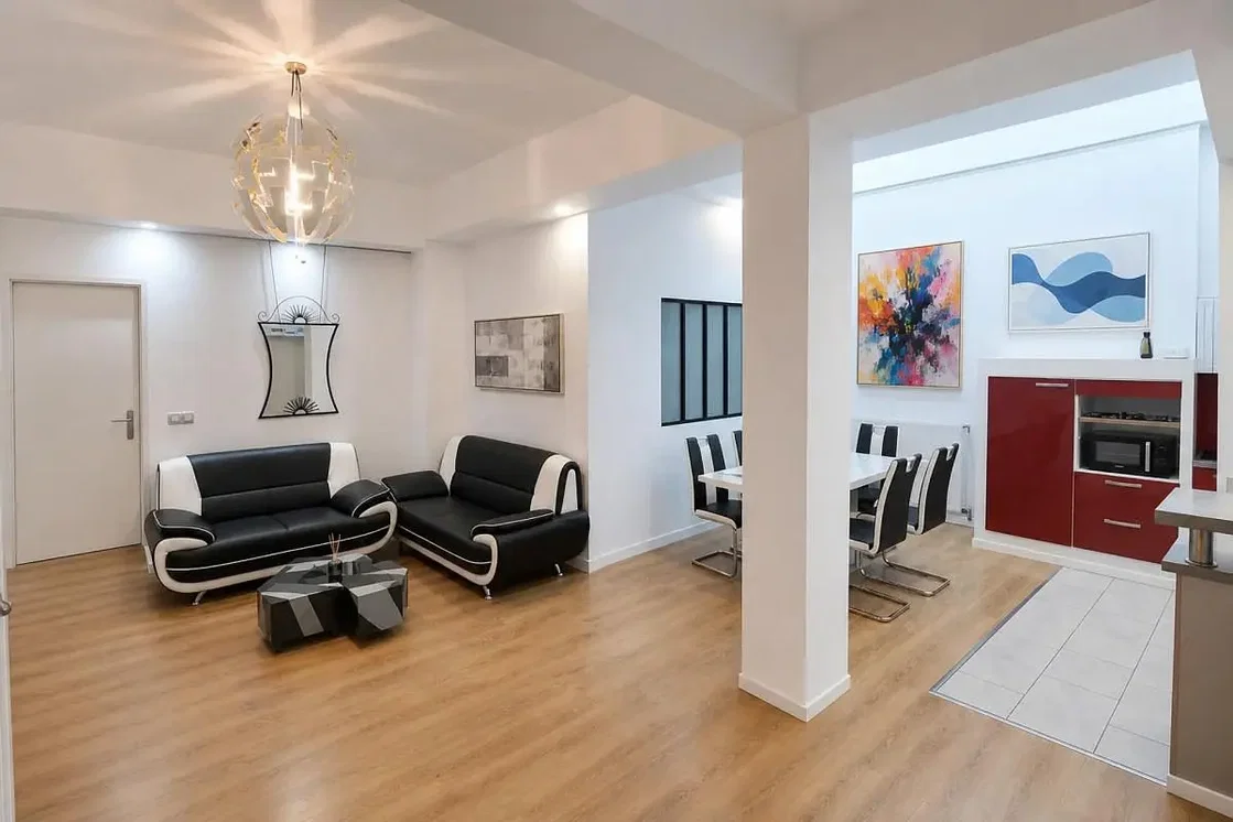 Woonkamer; houten vloer, natuurlijk licht, moderne stijl