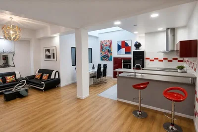 Woonkamer; keukenapparatuur, houten vloer, natuurlijk licht, moderne stijl