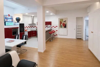 Woonkamer; keukenapparatuur, houten vloer, natuurlijk licht, moderne stijl