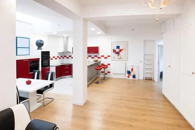 Keuken; keukenapparatuur, tegelvloer, natuurlijk licht, moderne stijl