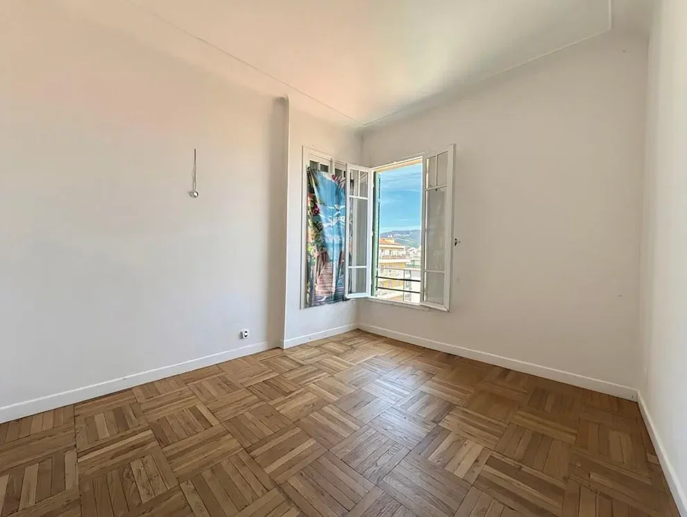 Soggiorno; pavimento in legno, vista, luce naturale