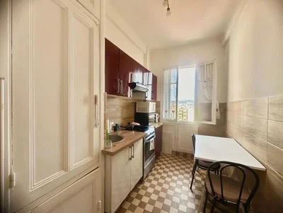 Cucina; elettrodomestici, pavimento in piastrelle, luce naturale, vista