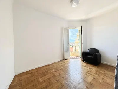 Soggiorno; pavimento in legno, luce naturale