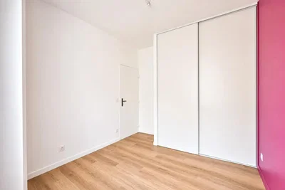 Υπνοδωμάτιο; ξύλινο πάτωμα, ανακαινισμένο, φυσικό φως