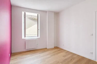 Υπνοδωμάτιο; ξύλινο πάτωμα, φυσικό φως