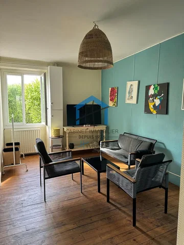 Soggiorno; pavimento in legno, luce naturale, stile moderno